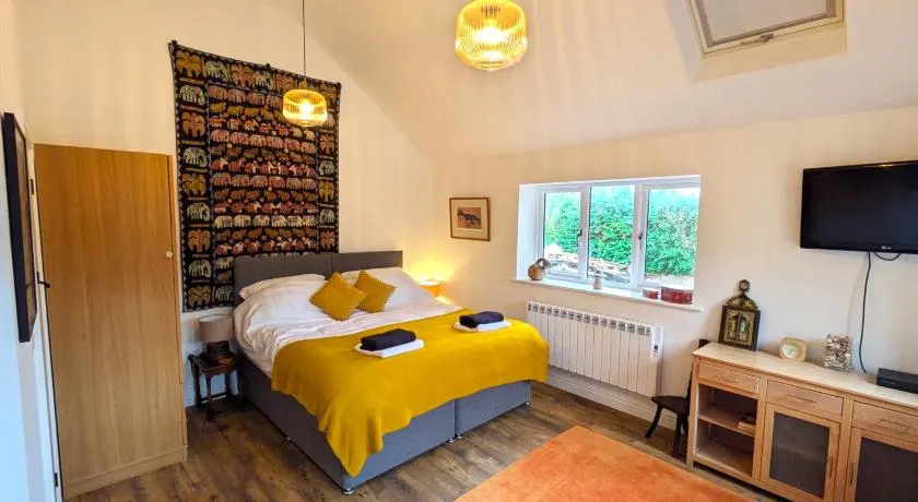 Woodford Suite - Image 1