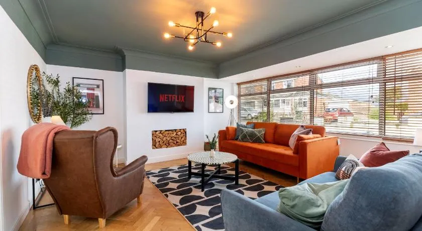 Stunning Bishop Auckland House with 5-bedrooms & 8 Beds Sleeps 12 with Free Parking by PureStay - Image 1