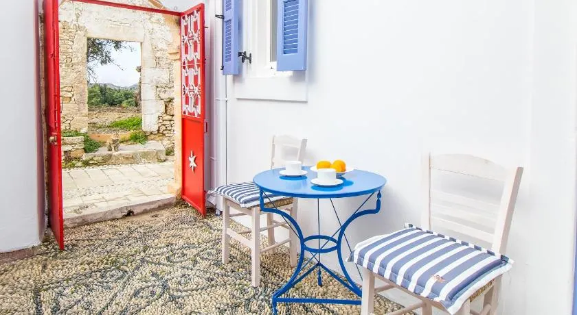 The red door in Koskinou - Image 1