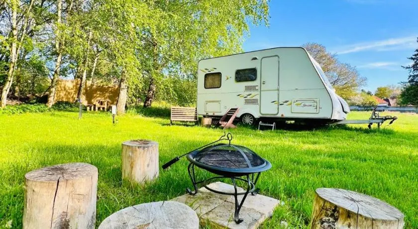 Karavan v březovém háječku - Image 1
