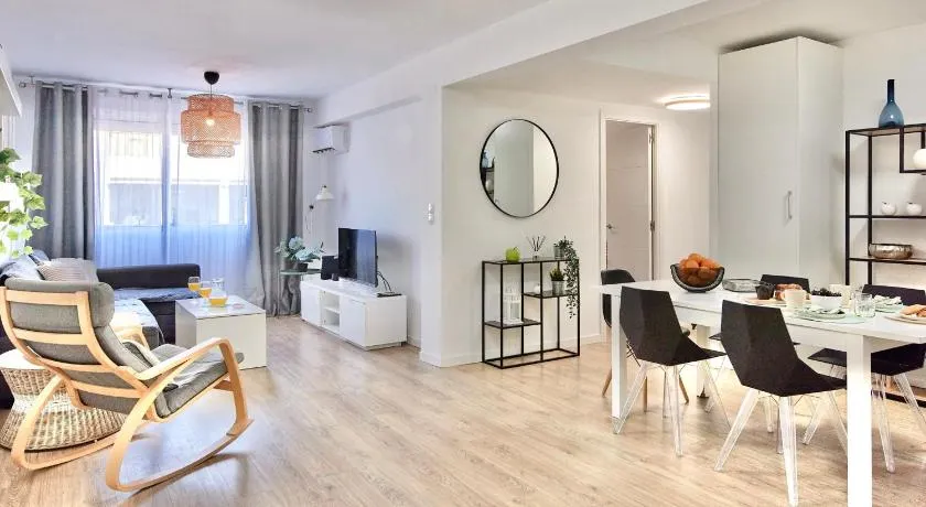 SPACIOUS, SUNNY FLAT BY CITY OF ARTS & SCIENCES - Image 1