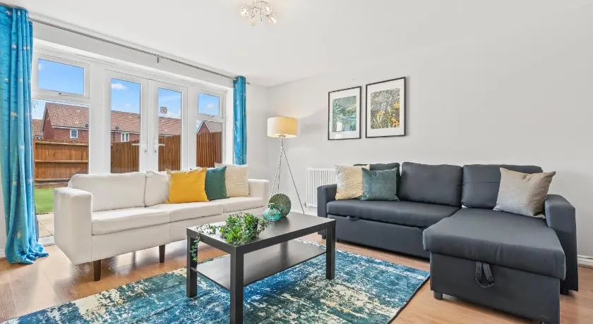 Stylish 4 Bedroom House in St Neots w Free Parking - Image 1