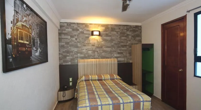Hotel Plaza Crystal - Image 1
