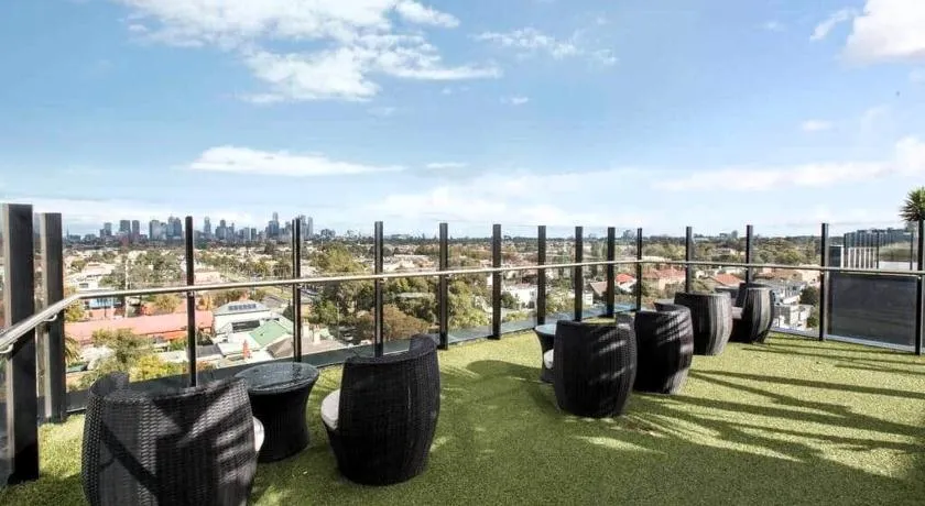 Stylish Condo Apartment with Stunning Rooftop Views & Pool, Gym and Hot Tubs by Peppy Beach Retreats - Image 1