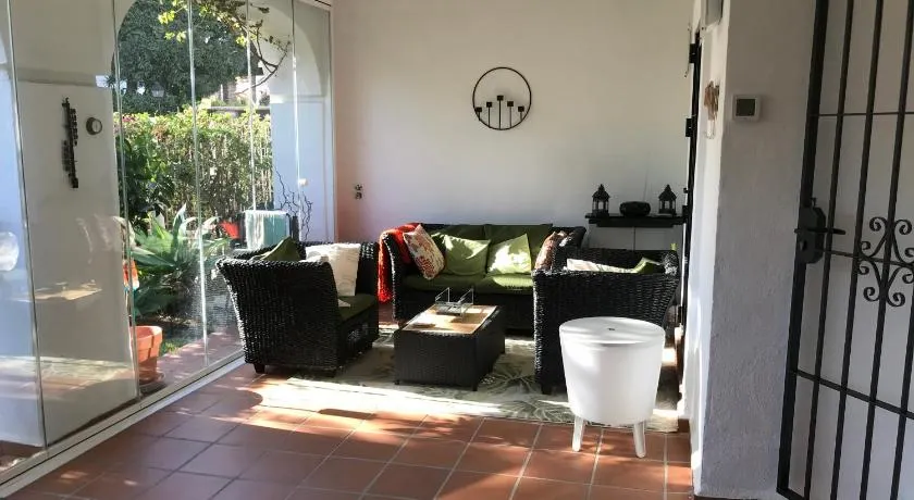 2 Bed Apartment - Sleeps 4 - Pool Patio Garden - Image 1