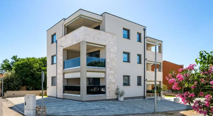 Salt Bloom Apartments Nin - Image 1