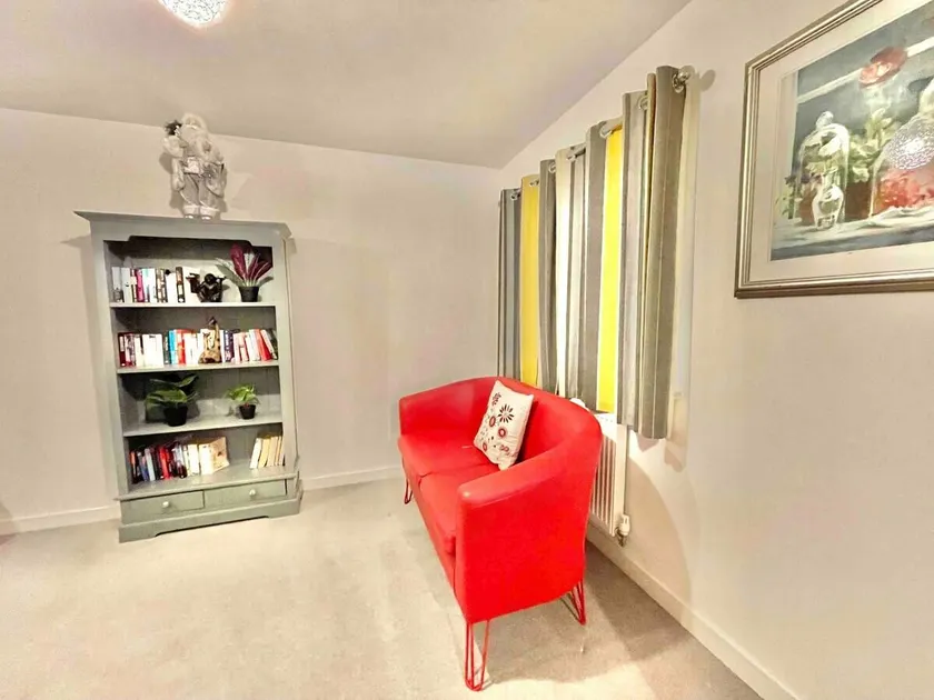 Large 4-bedroom home in Ashford near centre, shopping and restaurants - with parking - Image 1