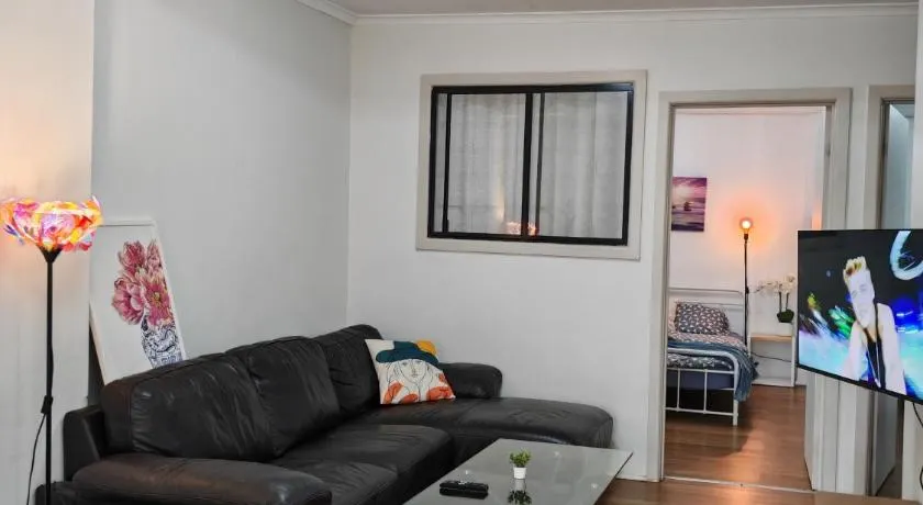 Cozy Stays - 15 mins to Airport & 500m to Train - Image 1