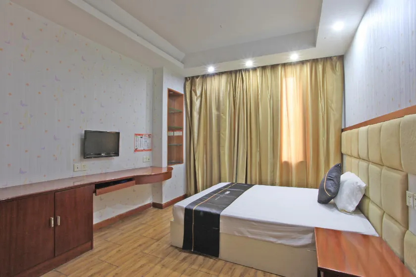 OYO Yijia Sunshine Hotel - Image 1