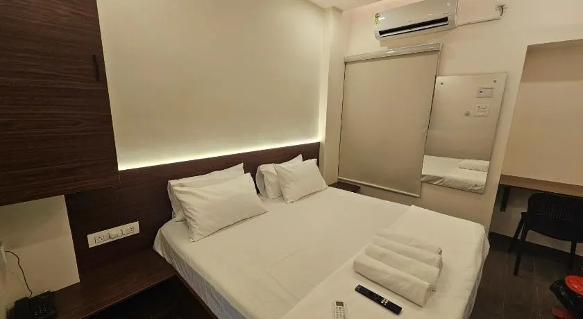 Chippy Inn Tharamani - Image 1