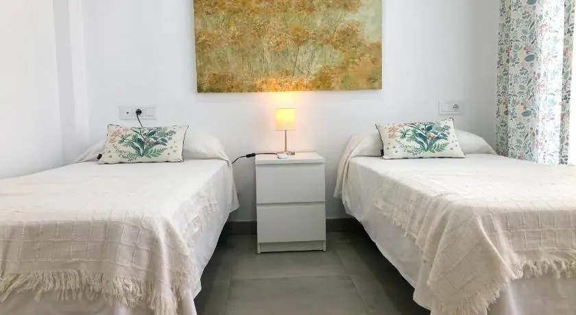 GATU Conil Sunset casa junto el mar con jardín privado, parking gratis y piscina común -Mayores de 21 años y familias - Image 1