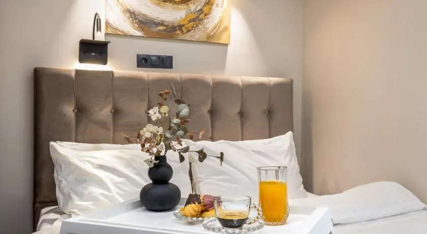 COZY DOWNTOWN APARTMENT - Image 1