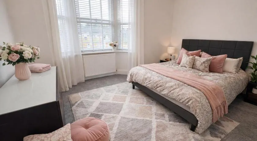 Charming Cottage in Old Windsor - Near Heathrow Airport & Lego Land - Image 1