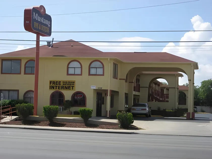 Mustang Inn and Suites - Image 1