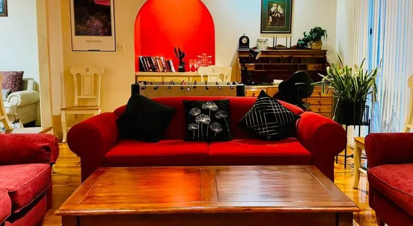 Cosy Vintage Home - Image 1