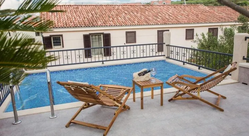 Atractiva villa totalmente equipada con piscina privada, barbacoa y terraza | Vistas al agua - Image 1