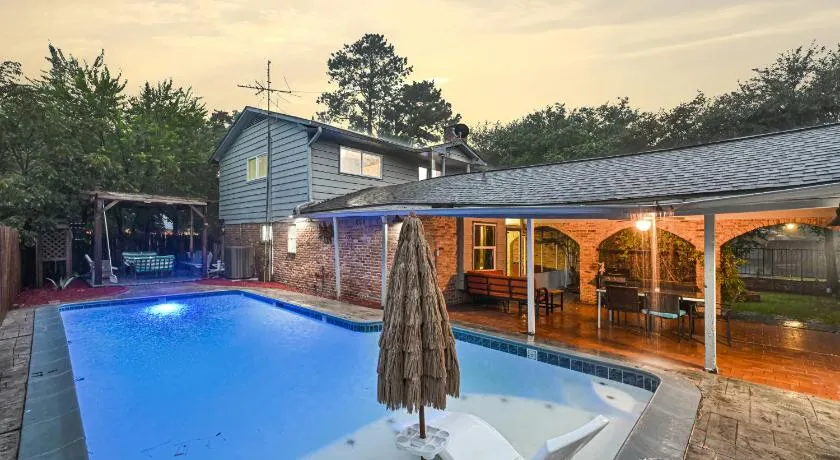 Home for summer with pool, pool table, outdoor kitchen,patio and balcony - Image 1