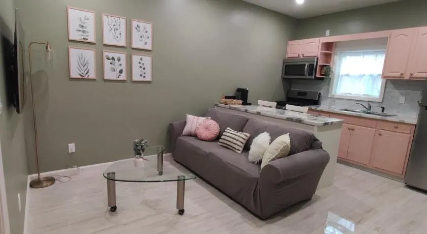 Cozy Downtown Loft Apartment - Image 1