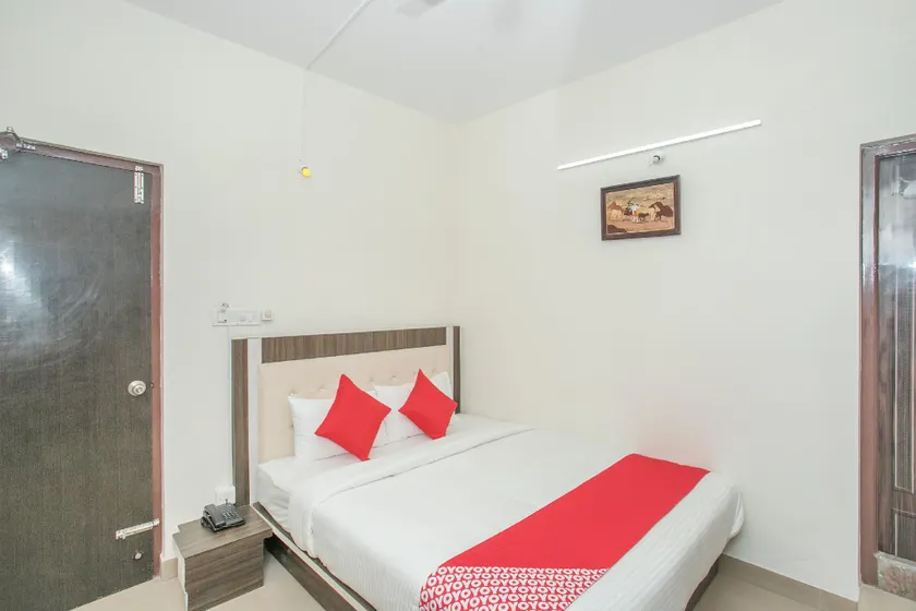 OYO 13745 CMN Stay - Image 1