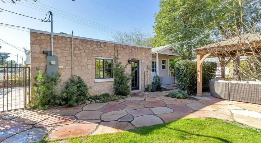 Best Little Guesthouse in Melrose! New Listing! - Image 1