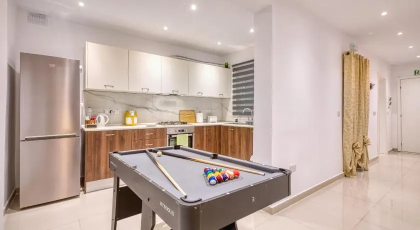 Spacious 3BR Flat, Equipped Kitchen, Pool Table - Image 1
