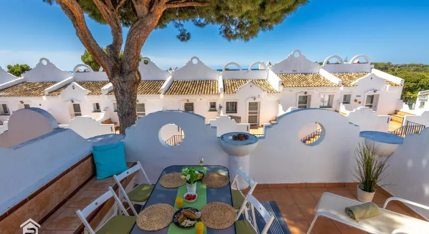 Sunny 2BR in resort with 3 pools, restaurant, gym and playground - Image 1