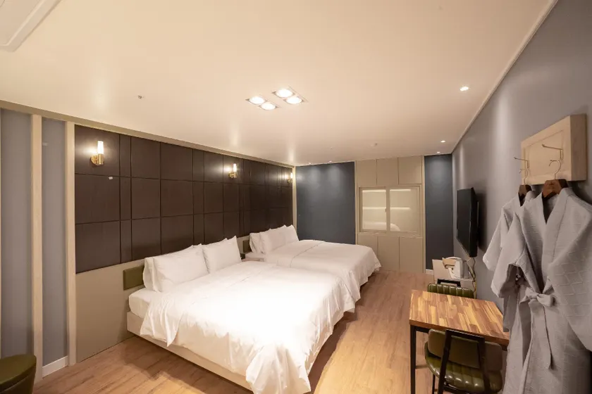 Lin Hotel - Image 1