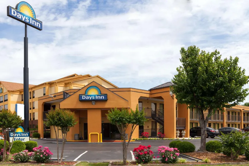 Days Inn by Wyndham Memphis I40 and Sycamore View - Image 1