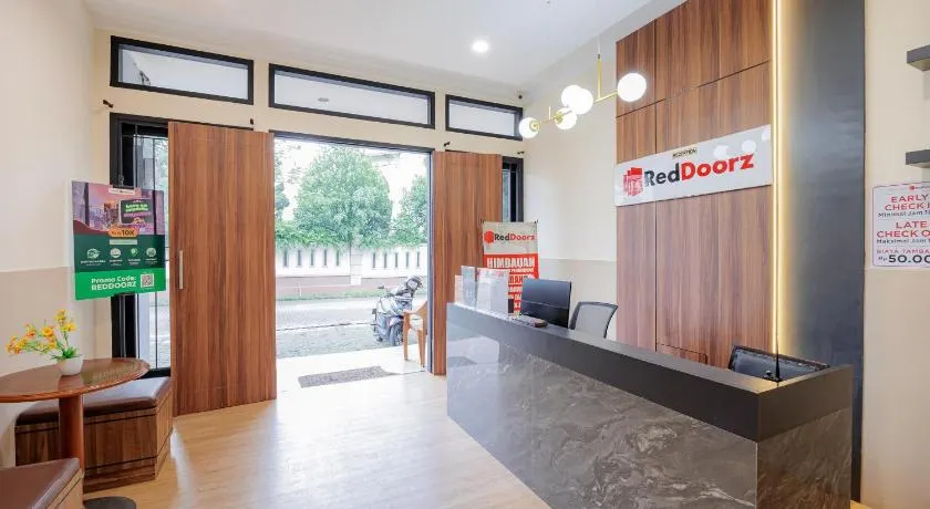 RedDoorz near Siloam Karawaci 3 - Image 1