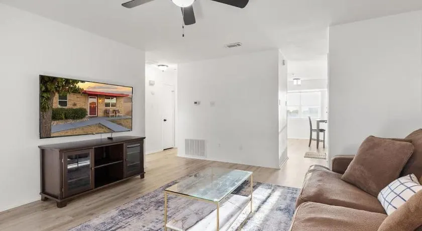 Townhome 4bds, Fast WiFi, 2 Mi to Seton, 6 mi to Fort Cavazos, Professionally Managed by Stay Albatross - Image 1