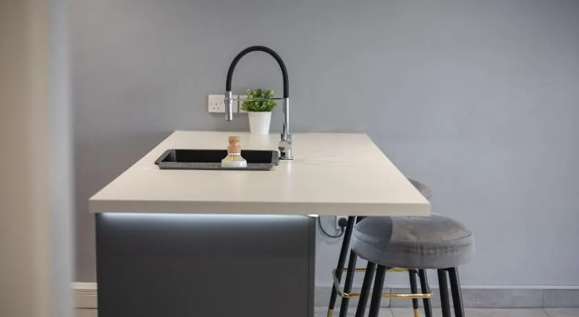 #4 Stylish City Centre Apartment with Free Private Parking, close to Hull New Theatre and Connexin Live Arena - Image 1