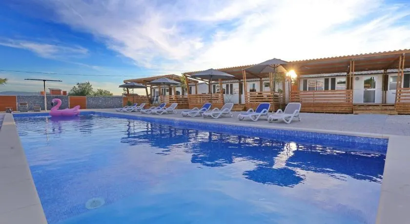 Poolside Mobile Home - Image 1