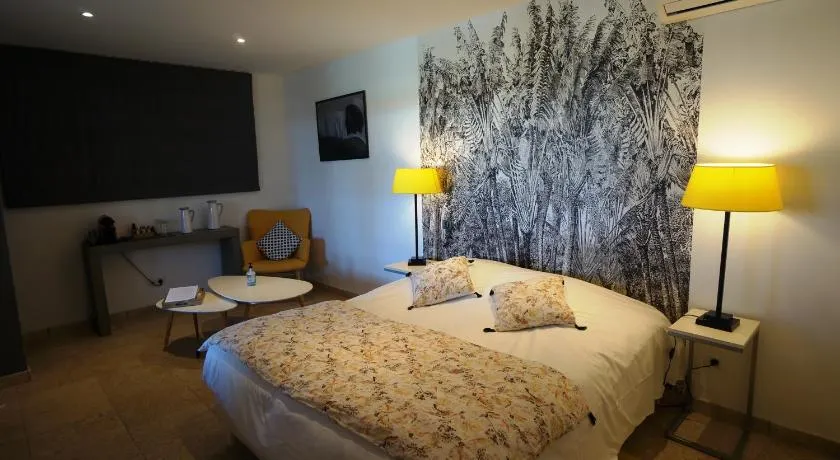 Mas Lou Caloun - Chambre d'Hôte face à la piscine en Camargue - Les Saintes Maries de la Mer - Image 1