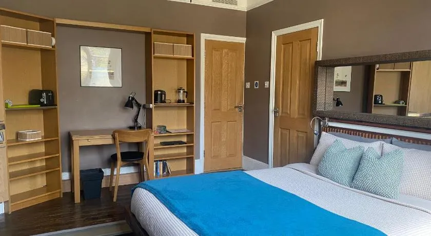 Modern Private Studio Room - Image 1