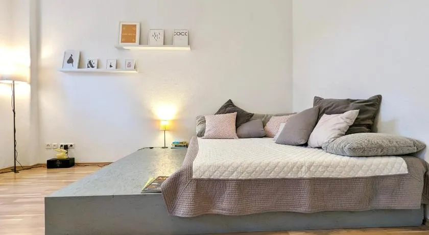 Ruhige 65 qm Wohnung mit Balkon & Parkplatz - 10 Min Neustadt - Image 1