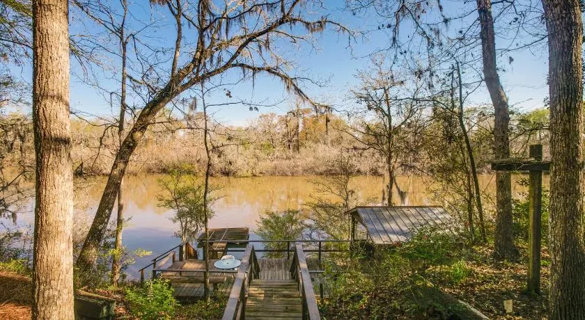 Private Dock + River View: Cabin Retreat in Jesup - Image 1