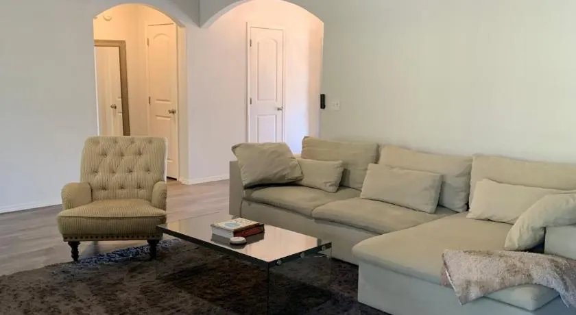 Spacious 3BR Home Fast Wifi 7 min From Downtown - Image 1