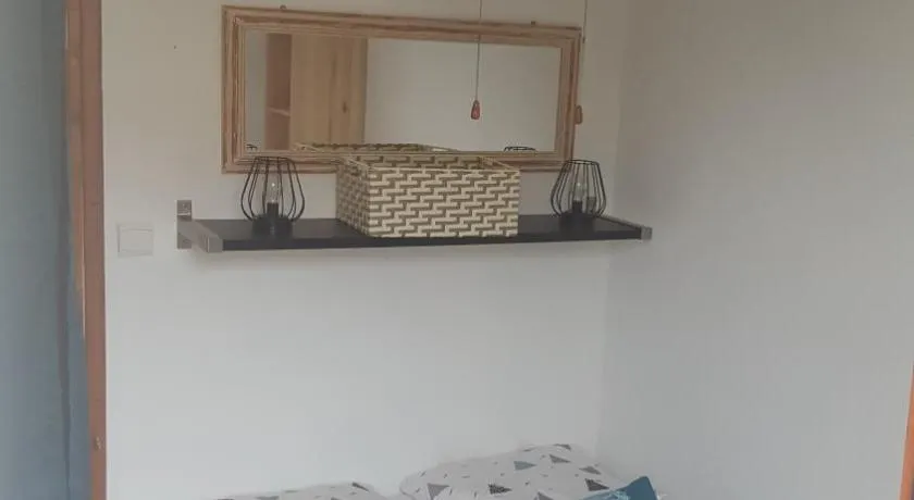 Appartement T2 avec son rez de jardin de 40 m2 5 couchages 250m de la plage et 15km de l'Arena - Image 1