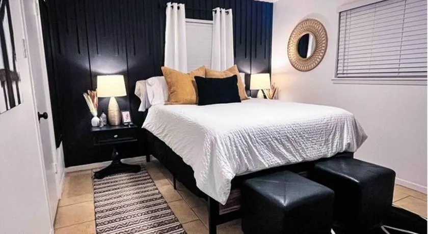 Spotless 1 BR Apartment! Montrose Stays An Art Lover's Dream - Image 1