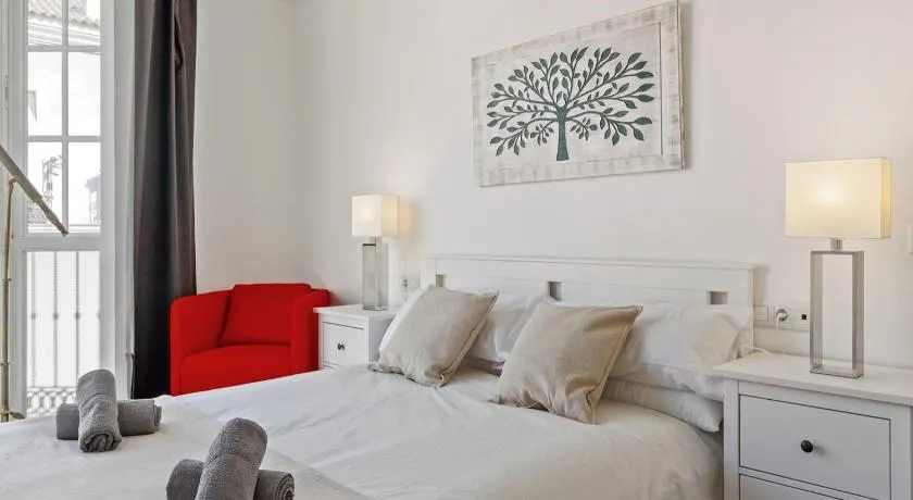 Spacious centre apartment in Málaga - Image 1