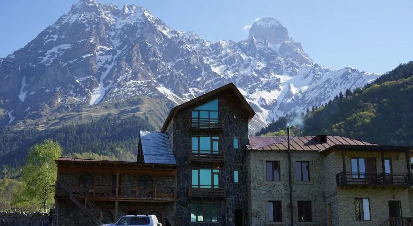 Peak Mazeri Guest House - Image 1