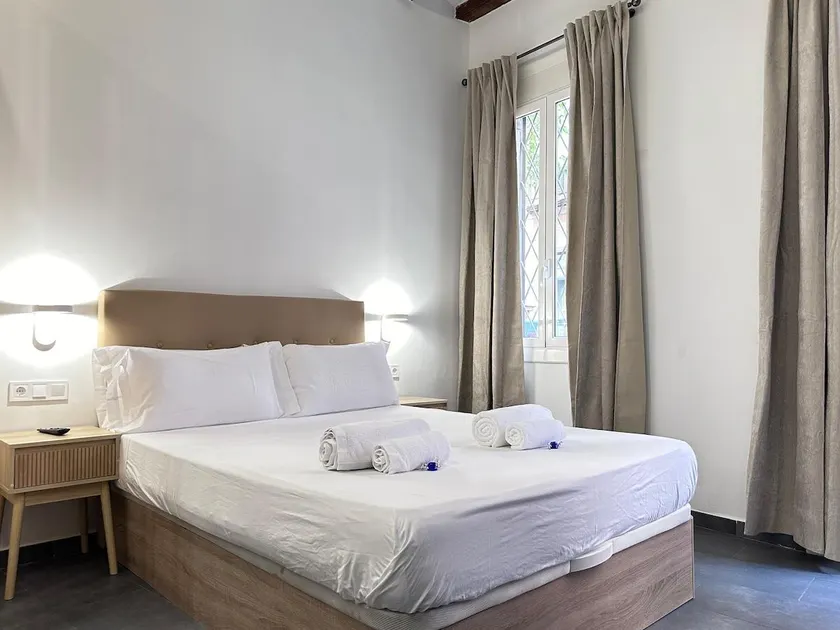 Modern apartment near Las Ramblas & La Boqueria - Image 1