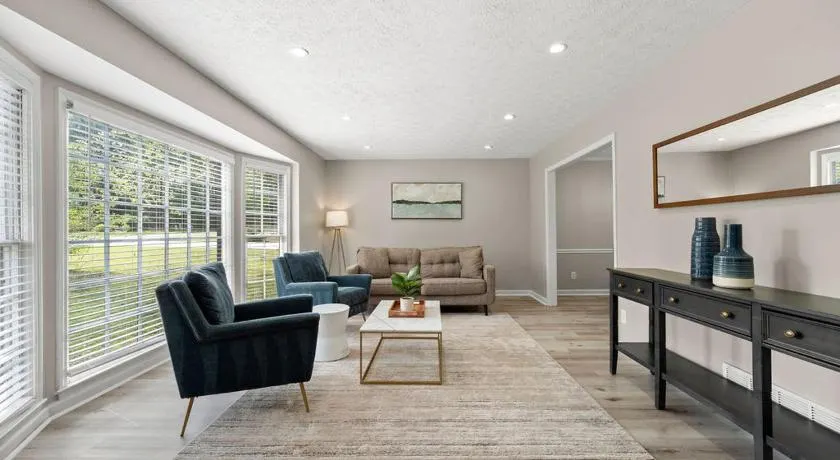 Beautiful Newly-Renovated Home in Indian Hills - Image 1