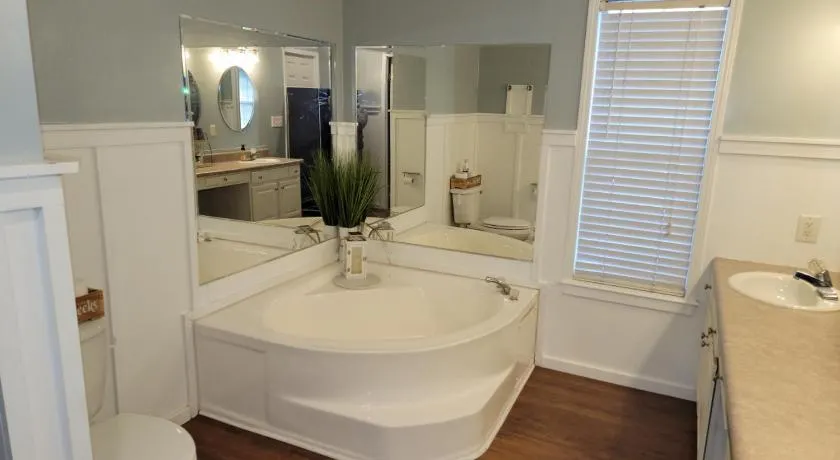 Jacksonville Ranch with private Hottub and Pool, stocked Pond, Bike and Hiking trails - Image 1