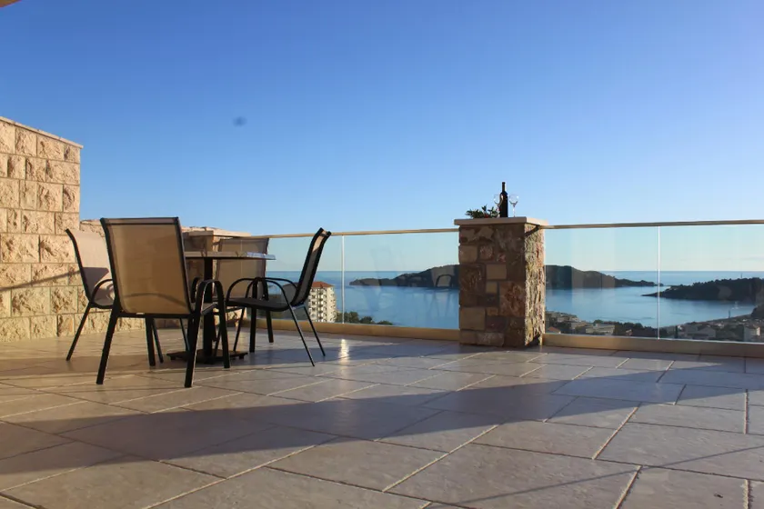 Villa ofrece vistas únicas de la playa de Becici y de la ciudad medieval de Budva. - Image 1
