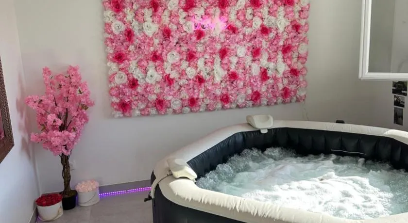 Suite Jacuzzi Giverny Paris - Image 1