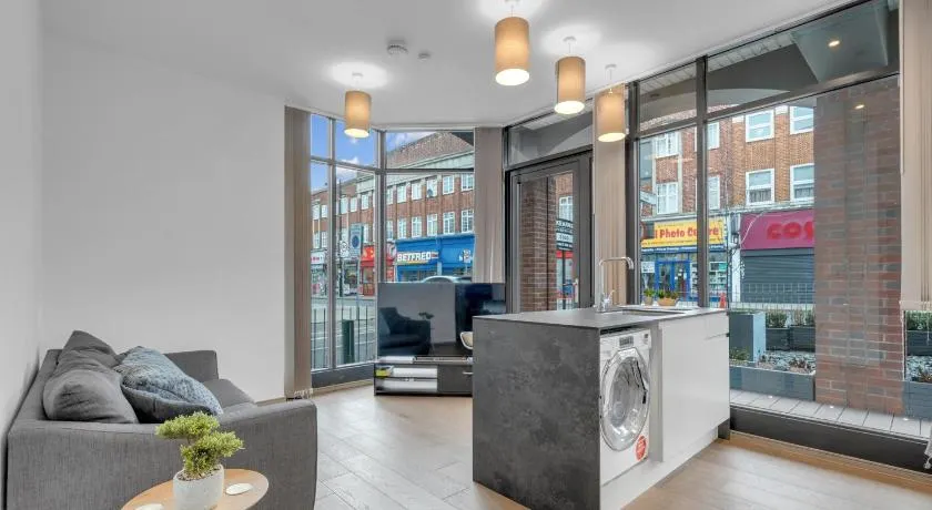 New Modern Apartment near Heathrow Airport - Image 1