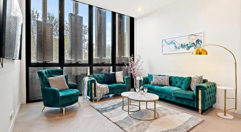Luxury VIP 4-Bedroom Townhouse in Port Melbourne - Image 1