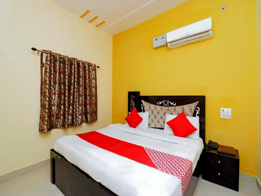 OYO 29644 Hotel Royal - Image 1
