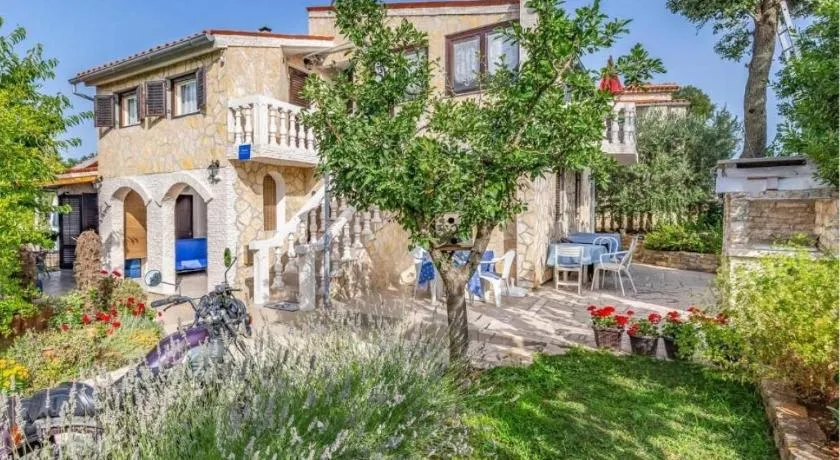 Apartamento vacacional con terraza y barbacoa | Vistas al jardín - Image 1